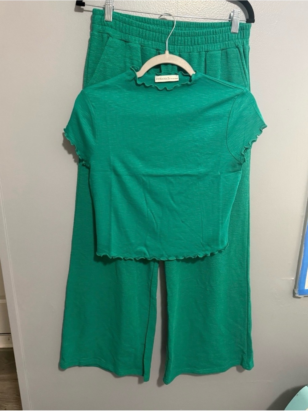 Women’s Green Wide-Leg Lounge Pants & Crop Top Set - Picture 2 of 6